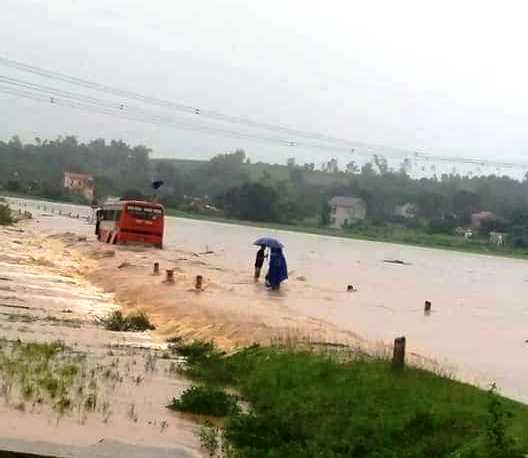 Nhiều tuyến đường tại huyện Thạch Thành bị chia cắt do mưa lớn gây ngập lụt