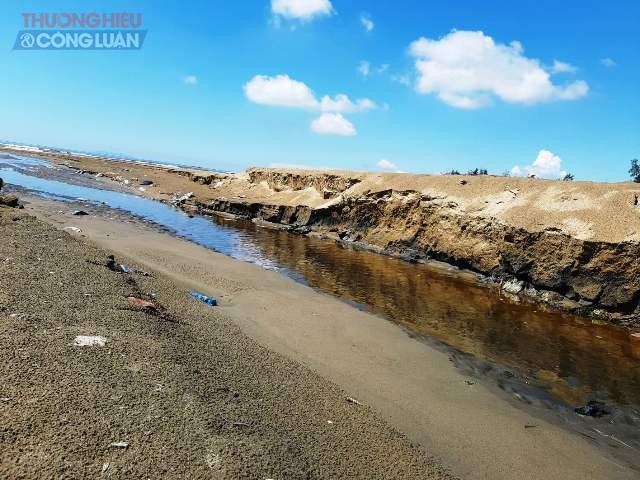 D&ograve;ng nước thải từ khu vực nu&ocirc;i t&ocirc;m l&agrave;m s&oacute;i m&ograve;n b&atilde;i biển Quảng Th&aacute;i