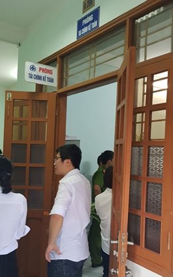 Cơ quan công an đang kiểm tra tại các phòng kế toán của Bệnh viện Đa khoa tỉnh Thái Bình bị kẻ trộm viếng thăm.