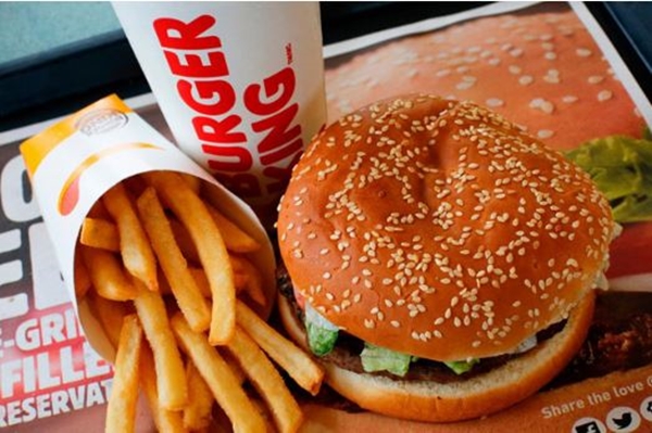 H&igrave;nh ảnh nh&acirc;n vi&ecirc;n Grand Plaza Hotel đuổi kh&aacute;ch tr&uacute; mưa (Ảnh cắt từ video)