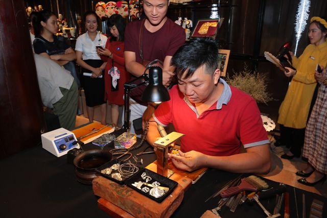 trình diễn nghề kim hoàn