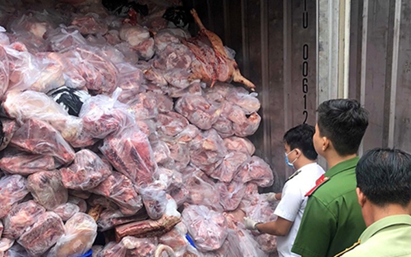 Số thịt lợn có dấu hiệu đổi màu, bốc mùi hôi thối được phát hiện trên 3 container