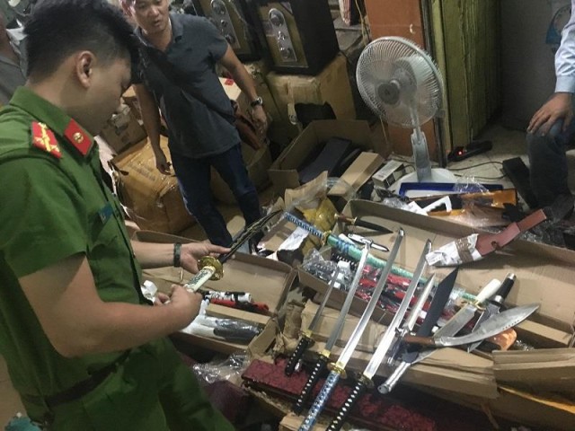 Thừa Thiên Huế: Liên tiếp bắt giữ nhiều xe chuyển phát nhanh vận chuyển hàng lậu kèm … "hàng nóng"