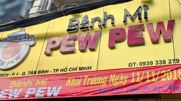 H&igrave;nh ảnh nh&acirc;n vi&ecirc;n Grand Plaza Hotel đuổi kh&aacute;ch tr&uacute; mưa (Ảnh cắt từ video)