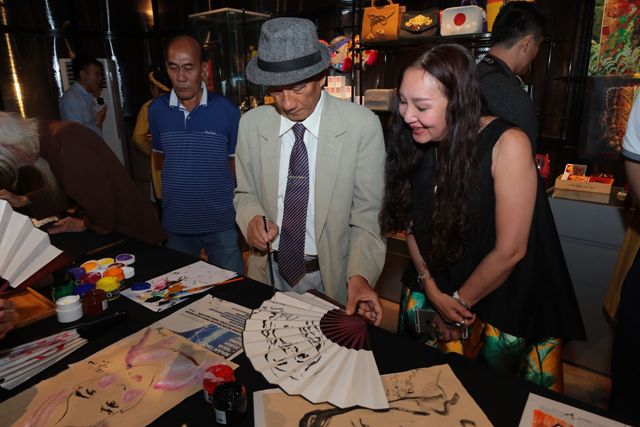 viết chữ tặng du khách