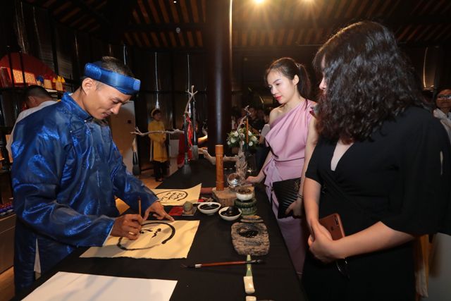 du khách đang xin chữ