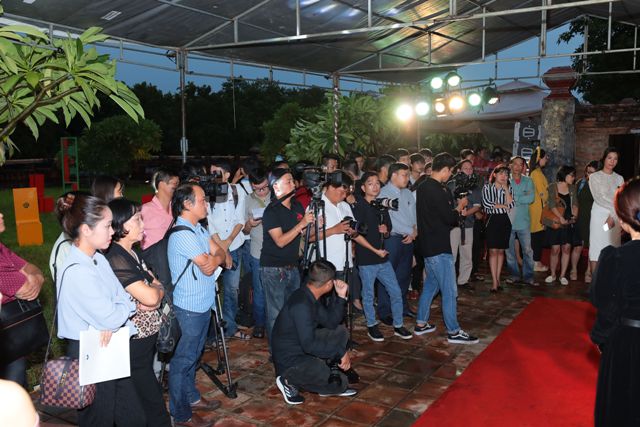 du khách rất thích thú trước không gian văn hoá Đông Khuyết Đài