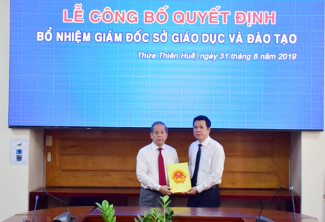 Chủ tịch UBND tỉnh Thừa Thiên Huế trao QĐ bổ nhiệm cho ông Nguyễn Tân (tay phải)