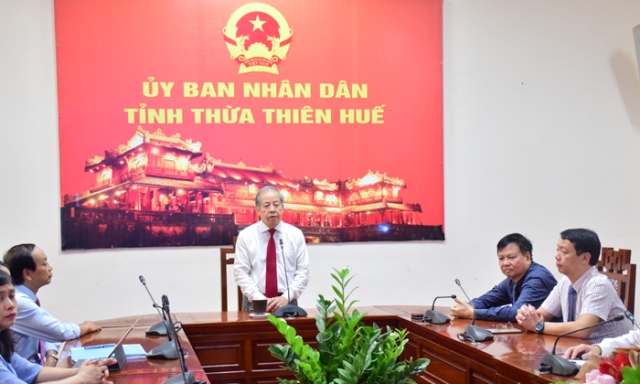 Chủ tịch UBND tỉnh Thừa Thiên Huế phát biểu giao nhiệm vụ