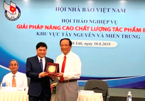 Trao qu&agrave; lưu niện cho l&atilde;nh đạo tỉnh