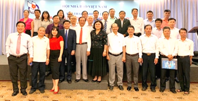 C&aacute;c đại biểu chụp ảnh lưu niệm