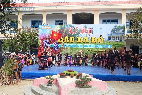 Đội cồng chiêng nhí biểu diễn khai mạc lễ hội