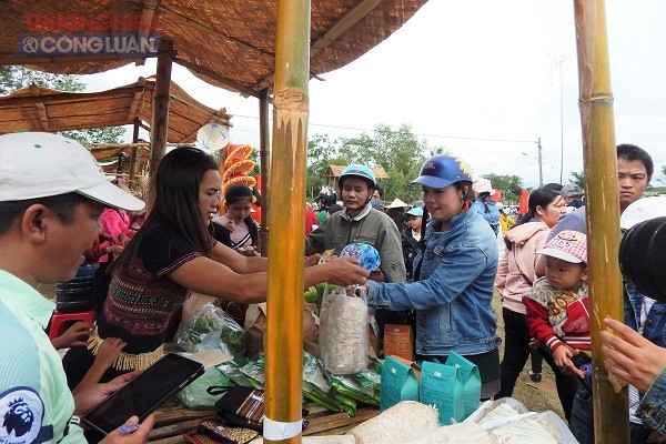 Mua bán tấp nập tại Phiên chợ quê