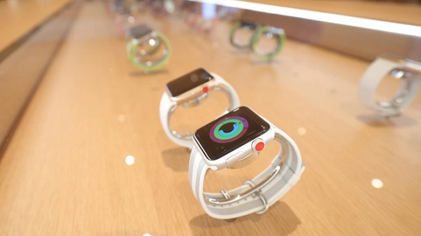 Đồng hồ thông minh, bao gồm cả Apple Watch, là một trong những mặt hàng có giá trị cao nhất đang bị áp dụng thuế quan của Mỹ vào ngày 1/9 (Ảnh: Reuters)
