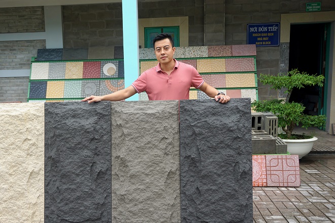 &Ocirc;ng Trần Duy Ph&uacute;c Ph&oacute; Tổng gi&aacute;m đốc Thanh Ph&uacute;c Group (b&ecirc;n phải) cho biết đ&aacute; c&oacute; trọng lượng si&ecirc;u nhẹ v&agrave; bền đẹp, ứng dụng trong thiết kế nội thất, ngoại thất v&ocirc; c&ugrave;ng thuận lợi
