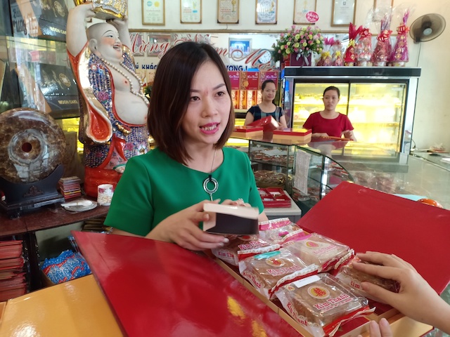 Bà Lại Thị Thu Hiền - Chủ cơ sở bánh Kim Thanh trao đổi với PV