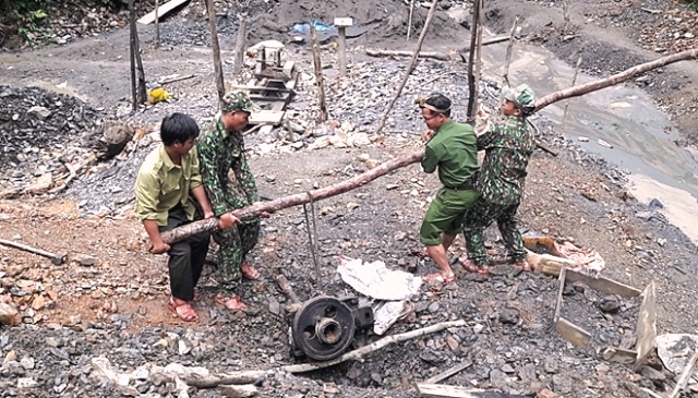 Các thiết bị khai thác bị phá hủy Các thiết bị khai thác bị phá hủy