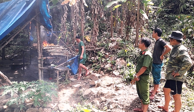 Lực lượng chức phá hủy các láng trại Lực lượng chức phá hủy các láng trại