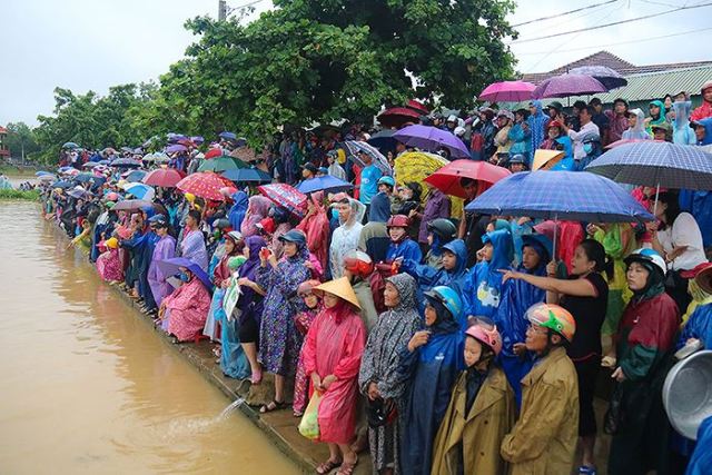 Hàng vạn người dân, du khách đã đội mưa đổ về đôi bờ sông Kiên Giang để xem và cổ vũ cho các đội đua, bơi thuyền truyền thống