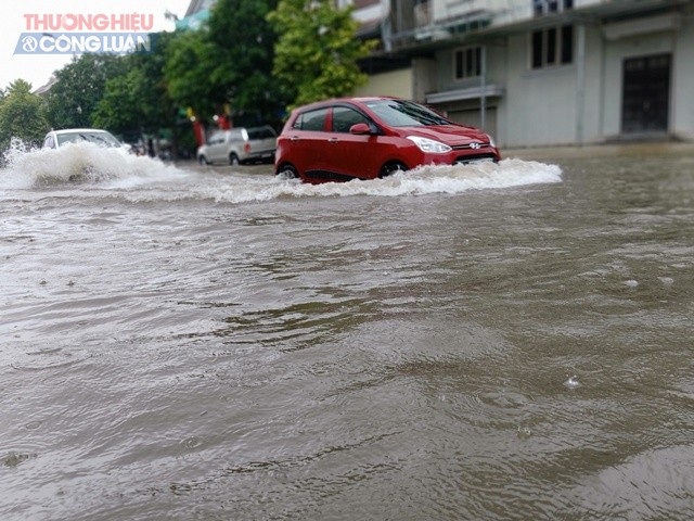 Trời mưa lớn tầm tã, nhiều con phố, tuyến đường tại TP. Vinh… “hóa sông”