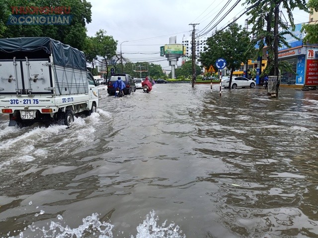 Đường Nguyễn Thị Minh Khai là một trong những tuyến bị ngập sâu nhất TP. Vinh, bên cạnh đường Lê Hồng Phong, Lê Nin, Phạm Đình Toái