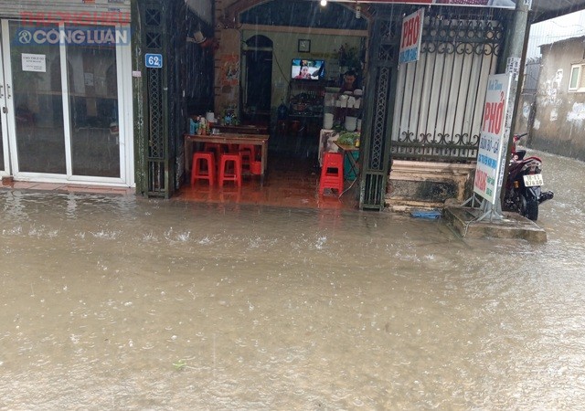 Các hoạt động kinh doanh ăn uống cũng bị ảnh hưởng do mưa lớn gây ra