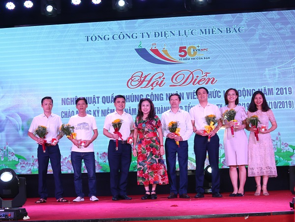Nghệ sỹ Bích Việt trao huy chương