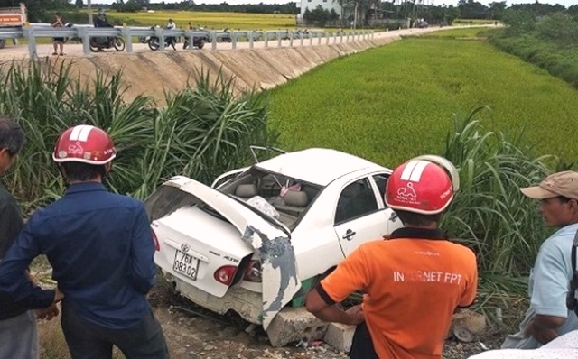 Quảng Ngãi: Tàu hỏa va chạm xe ô tô, 1 người bị thương nặng