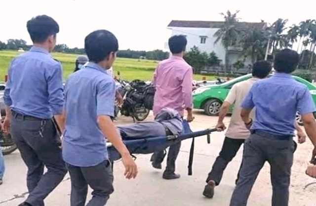 Tài xế được đem đi cấp cứu Tài xế được đem đi cấp cứu