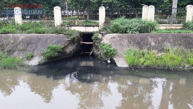 Nước thải đen ngòm, hôi thối từ KCN Lễ Môn chảy ra kênh nước dọc QL 47