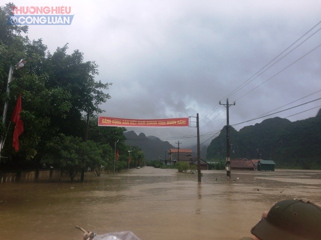 Con đường vào xã Tân Hóa đã bị ngập sâu trong nước