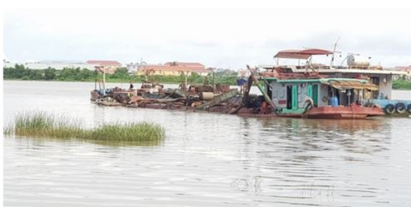 Những chiếc t&agrave;u khủng chứa h&agrave;ng trăm m&sup3; c&aacute;t đang đua nhau thả v&ograve;i rồng đục kho&eacute;t, nạo v&eacute;t l&ograve;ng S&ocirc;ng Hồng ngay s&aacute;t bờ s&ocirc;ng. (ảnh chụp ng&agrave;y 1/9)