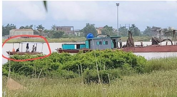 Thuyền nhỏ nằm trong khoanh đỏ l&agrave; thuyền của C&ocirc;ng ty CP C&aacute;t Đại Lợi chở người đi thu tiền từ việc b&aacute;n c&aacute;t thu lợi (ảnh chụp ng&agrave;y 1/9)