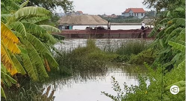 V&ocirc; tư cắm v&ograve;i rồng h&uacute;t c&aacute;t ngay cạnh bờ s&ocirc;ng (ảnh chụp ng&agrave;y 1/9)