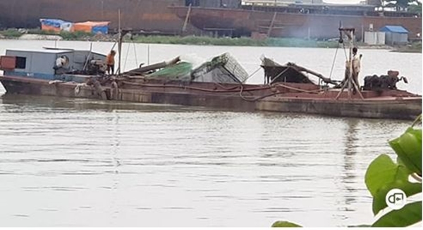 Người d&acirc;n x&atilde; B&igrave;nh Thanh cho biết chiếc thuyền n&agrave;y l&agrave; của &ocirc;ng T&iacute;u ở thị trấn Ng&ocirc; Đồng, huyện Giao Thủy, tỉnh Nam Định l&agrave; thuyền thực hiện h&uacute;t cả ng&agrave;y lẫn đ&ecirc;m. (Ảnh chụp ng&agrave;y 1/9)