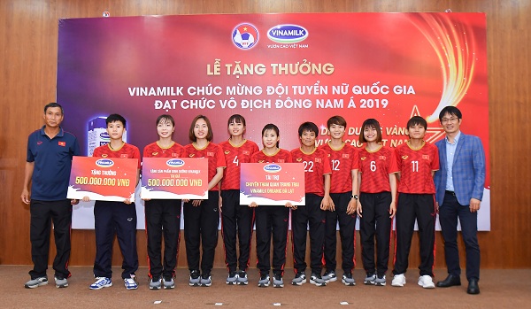 Ông Phan Minh Tiên, Giám đốc Điều hành Marketing & Kinh Doanh Vinamilk đại diện trao tặng các phần thưởng cho Đội tuyển Bóng đá nữ quốc gia