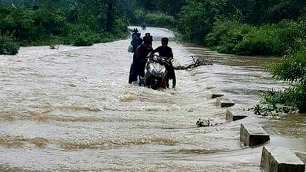 Mưa lớn trên diện rộng từ Quảng Bình đến Quảng Ngãi khiến mực nước ở các sông dâng cao, nguy cơ lũ lụt