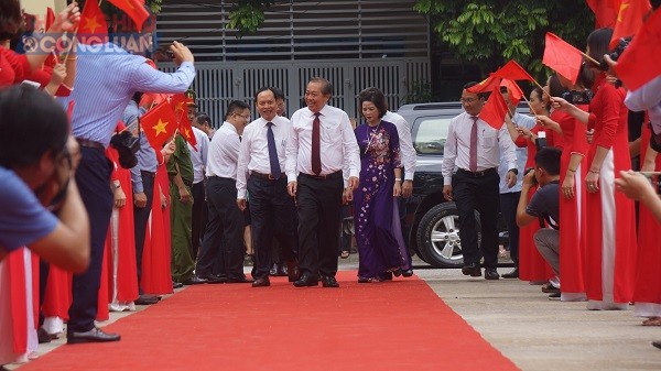 Phó Thủ tướng Trương Hòa Bình đến dự buổi lễ khai giảng tại Trường Tiểu học Hoàng Hoa Thám, TP.Thanh Hóa