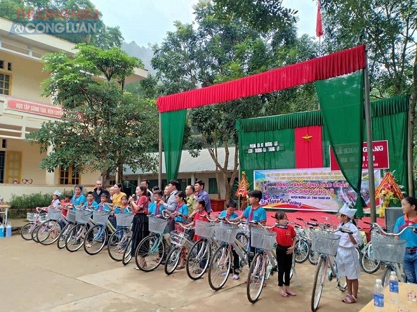 Những chiếc xe đạp được trao cho các em học sinh miền núi trong ngày khai giảng