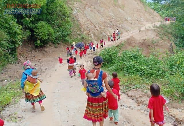 Các em học sinh miền núi huyện Mường Lát vượt đường trơn trượt lầy lội đến trường trong ngày khai giảng
