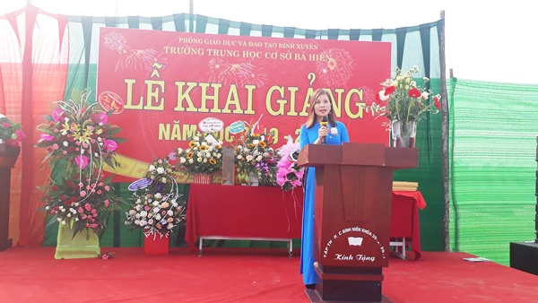 Cô Nguyễn Thị Phương Oanh đọc quyết tâm thư của tập thể giáo viên tại lễ khai giảng năm học 2019-2020