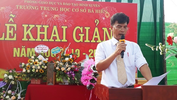 Thầy Đào Thanh Tuấn, Hiệu trưởng Trường THCS Bá Hiến phát biểu khai giảng năm học mới