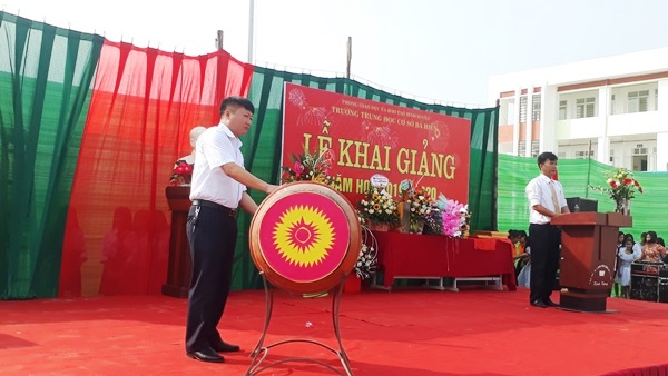 Ông Tạ Văn Tuấn, Chủ tịch UBND xã Bá hiến đánh trống khai giảng