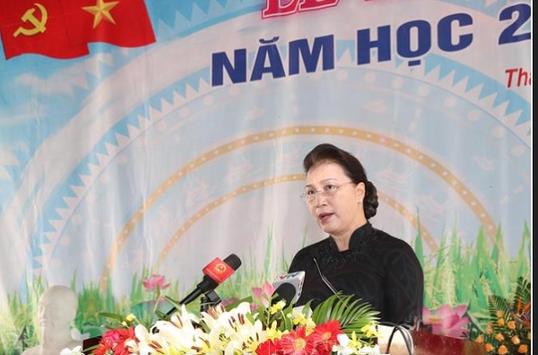 Cũng trong sáng nay, Chủ tịch Quốc hội Nguyễn Thị Kim Ngân đã đến dự lễ khai giảng tại Trường THPT Tháp Mười (huyện Tháp Mười, Đồng Tháp).