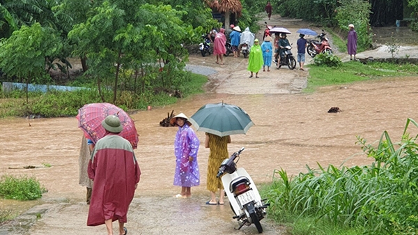 Mưa lũ tại Quảng Bình làm hàng ngàn hộ dân bị chia cắt (Ảnh TTXVN)