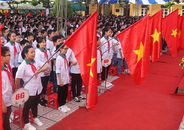 Học sinh vui tươi trong ngày khai giảng năm học mới Trường THCS Gia Cẩm (TP. Việt Trì, Phú Thọ)