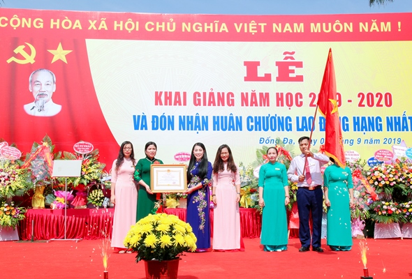 Lễ khai giảng và đón nhận Huân chương Lao động hạng Nhất của Trường TH Đống Đa, TP. Vĩnh Yên