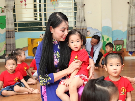 Bà Hoàng Thị Thúy Lan với học sinh Trường MN Hoa Sen trong ngày khai giảng năm học mới