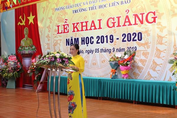 Bà Nguyễn Thị Kim Cúc, Phó Hiệu trưởng phụ trách Trường TH Liên Bảo phát biểu khai giảng và gửi thông điệp đầu năm học đến tập thể giáo viên, học sinh nhà trường