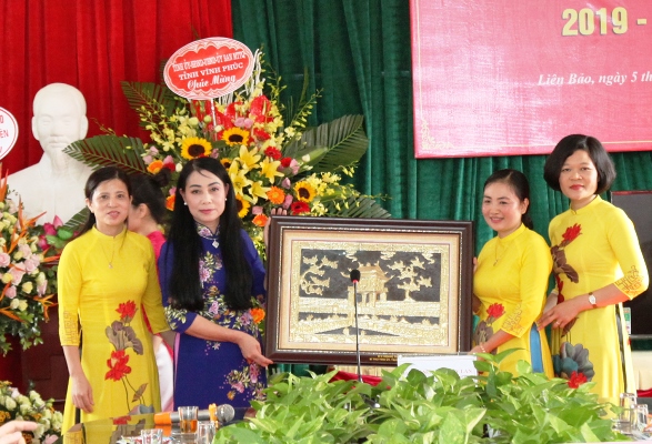 Bí Thư Tỉnh ủy Vĩnh Phúc, Hoàng Thị Thúy Lan tặng quà lưu niệm cho Trường TH Liên Bảo